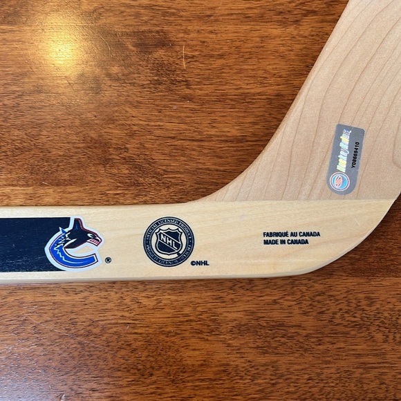 NHL | Vancouver Canucks mini hockey stick - Picture 3 of 4